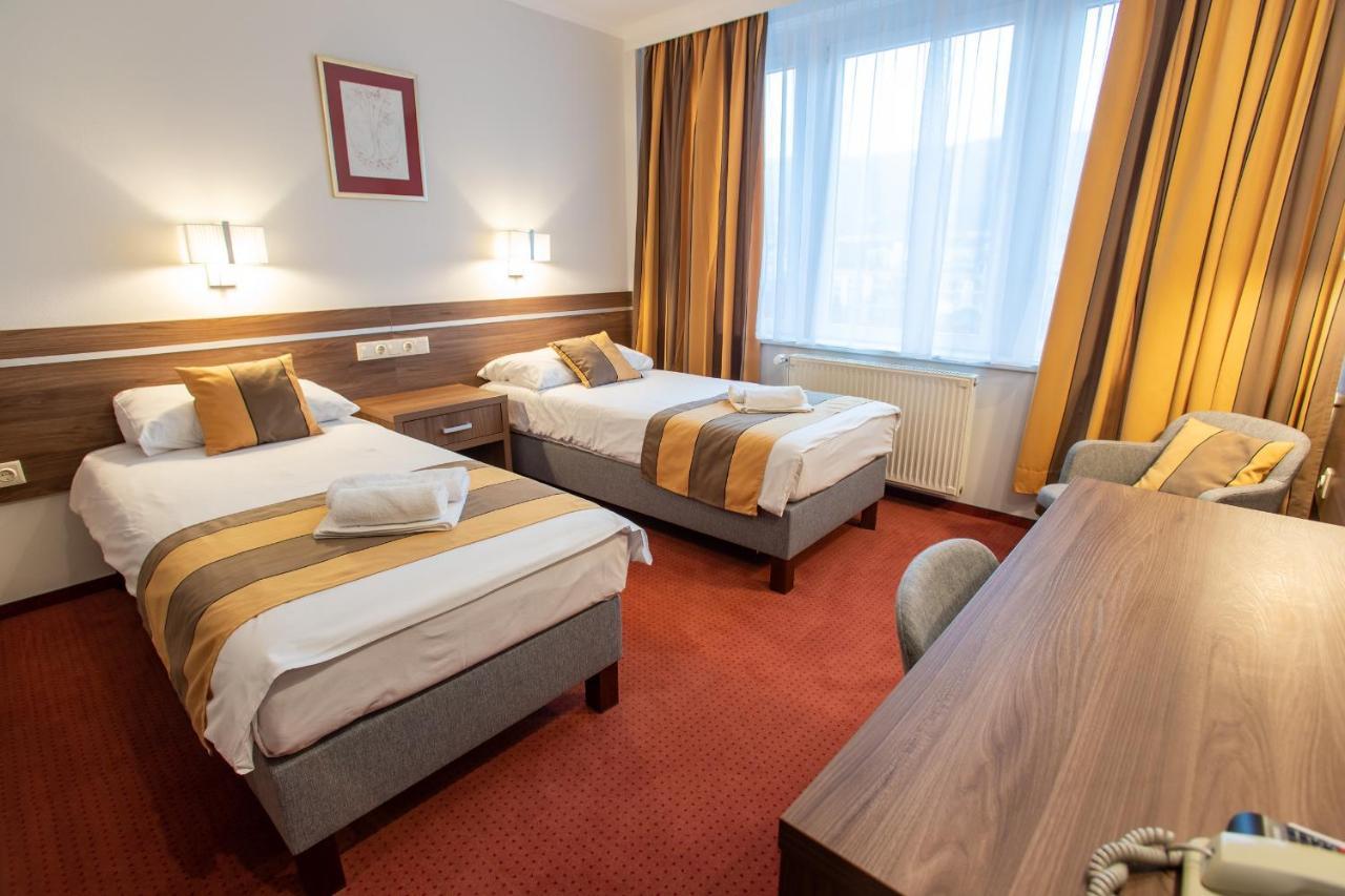 Hotel Arpad Tatabanya Exterior photo