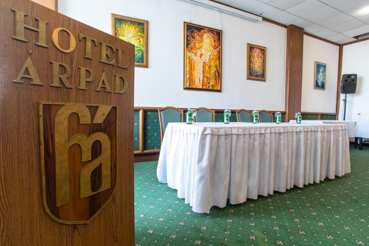 Hotel Arpad Tatabanya Exterior photo