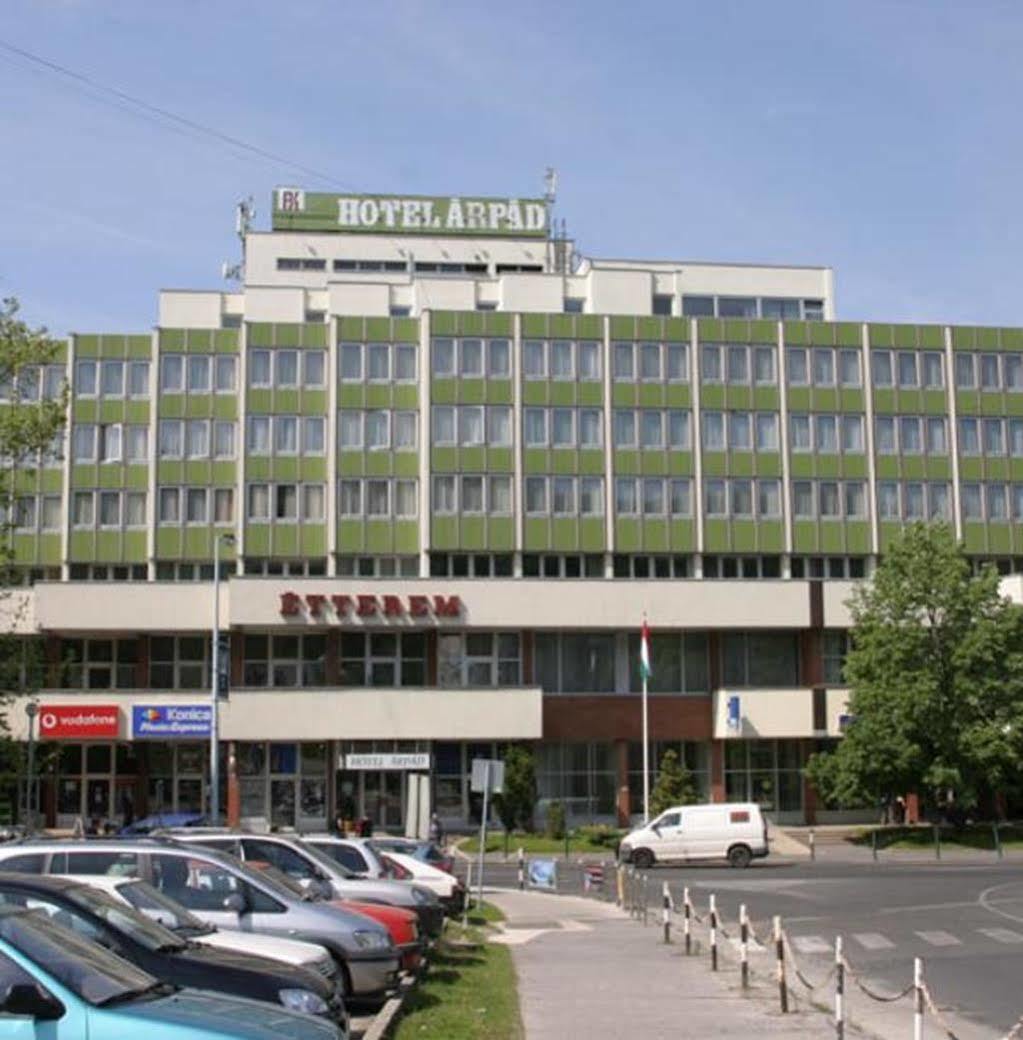 Hotel Arpad Tatabanya Exterior photo